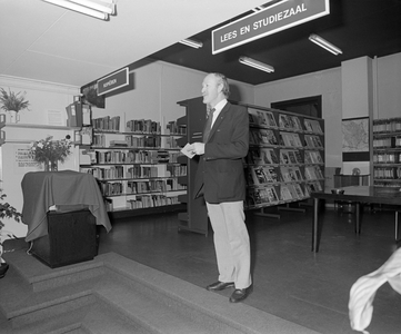 103048 Afbeelding van de gemeentearchivaris dr. J.E.A.L. Struick van het gemeentearchief Utrecht tijdens zijn inleiding ...